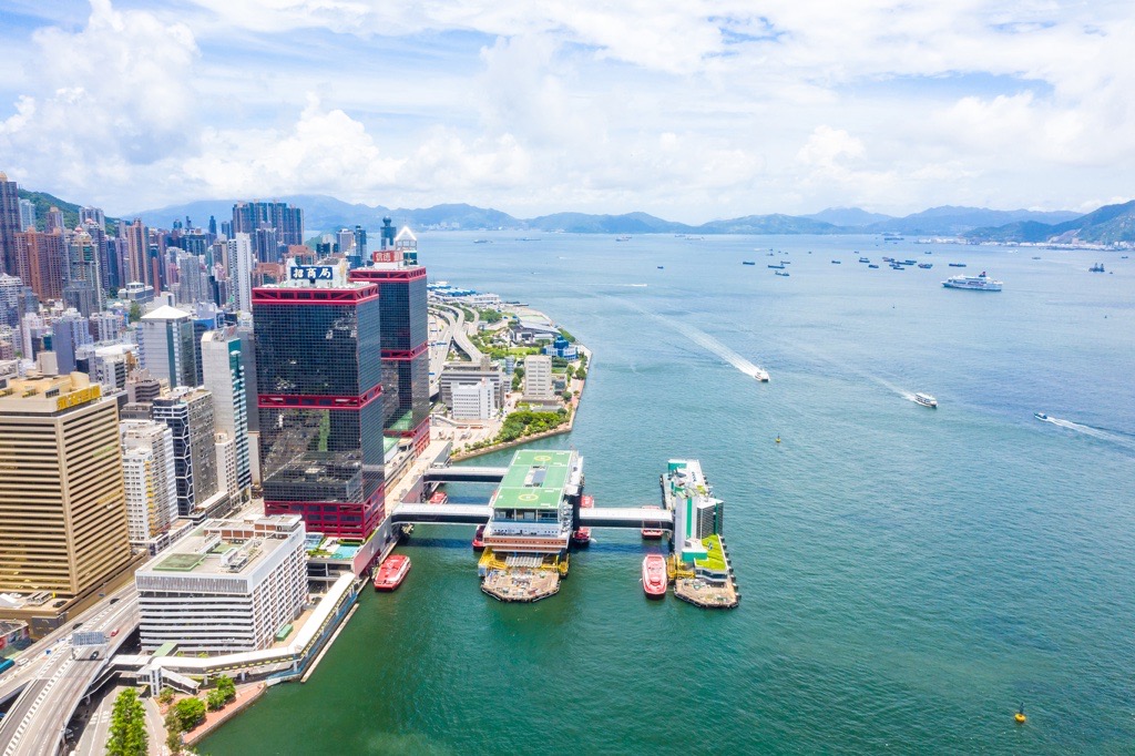 Shun Tak Group Garnered the Outstanding Award in the Cross-border Corporate Category at the Standard Chartered Corporate Achievement Awards 2025